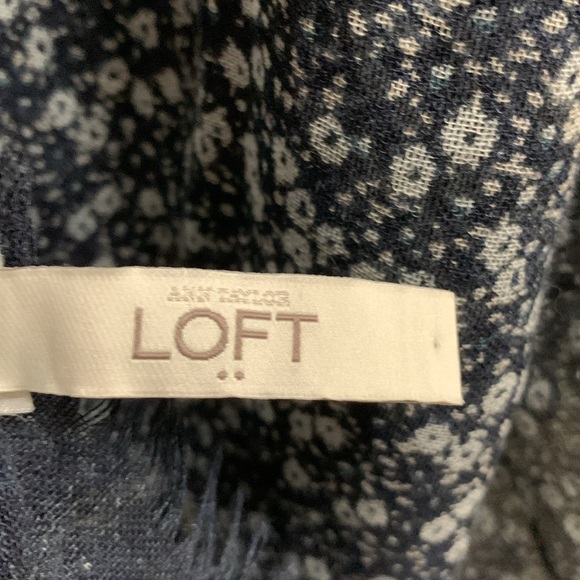 Ann Taylor Loft Factory Navy Blue Ditsy Floral Shawl Scarf Wrap Poly Wool Rayon - Picture 2 of 8